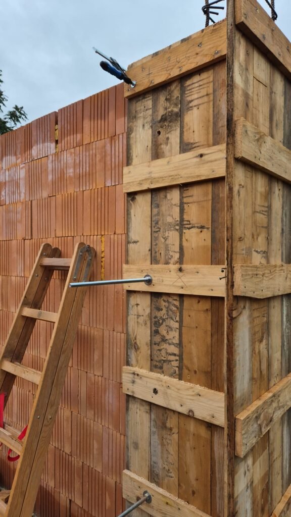 Debnenie stĺpov v obci Kamenica nad Cirochou