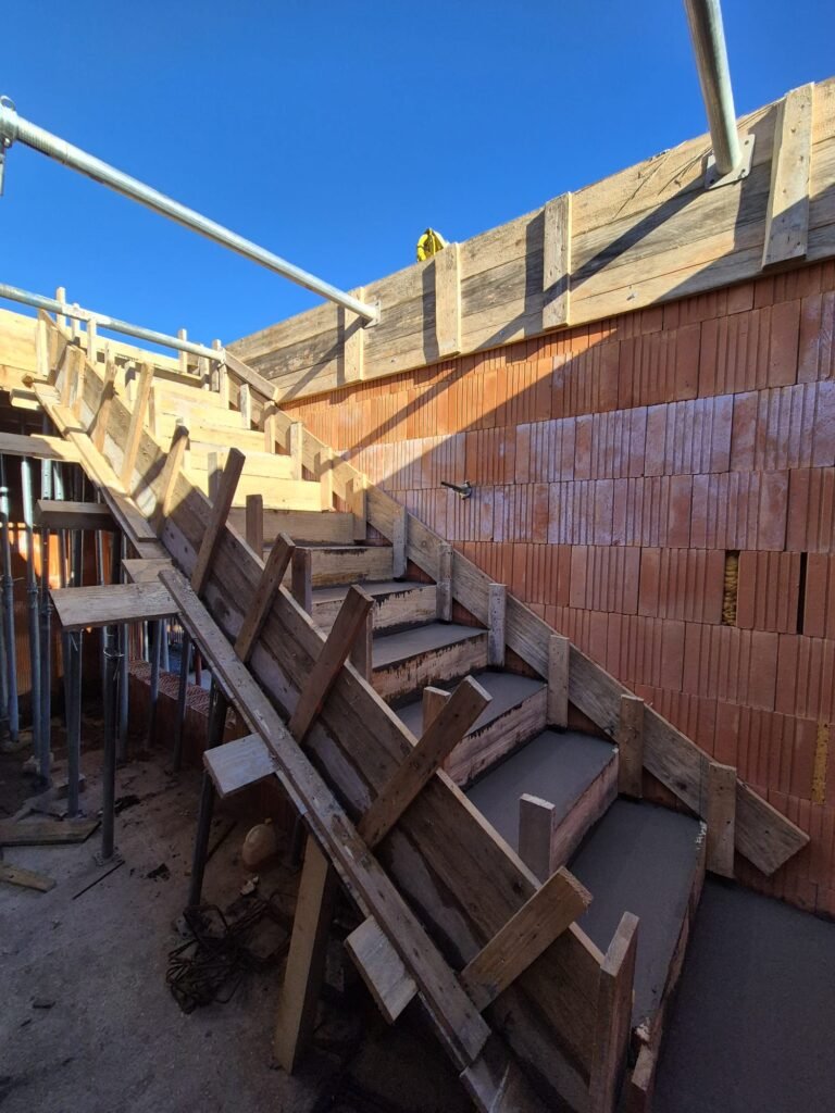 Betonáž schodov a 2. nadzemného podlažia v obci Kamenica nad Cirochou