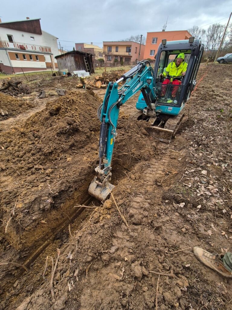 Príprava a betónovanie oporného múru v obci Závadka